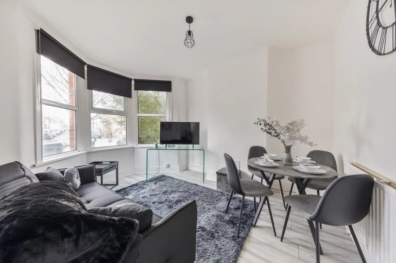 Beautifully Modern 2-Bed Apartment W/Garden London