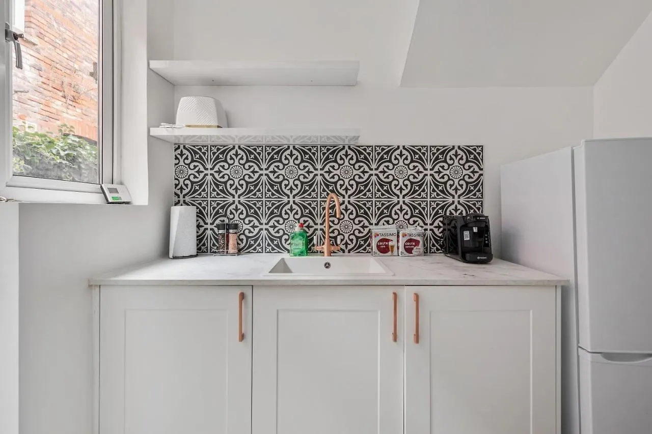 Beautifully Modern 2-Bed Apartment W/Garden London