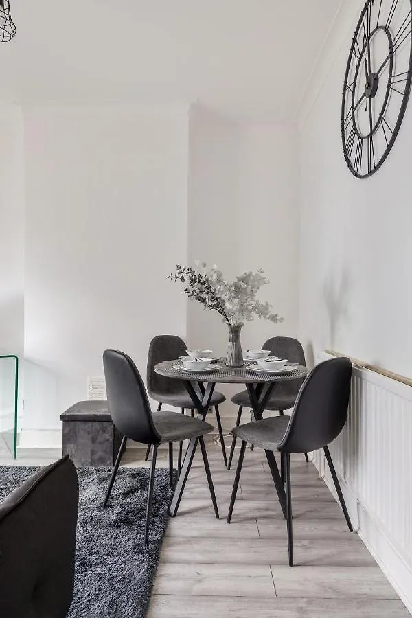 Beautifully Modern 2-Bed Apartment W/Garden London 0*,