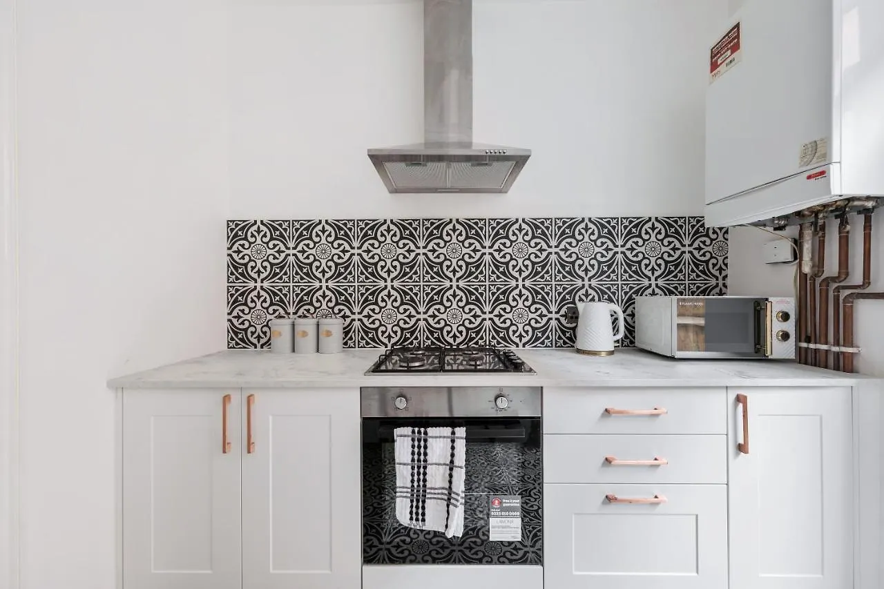 Beautifully Modern 2-Bed Apartment W/Garden London