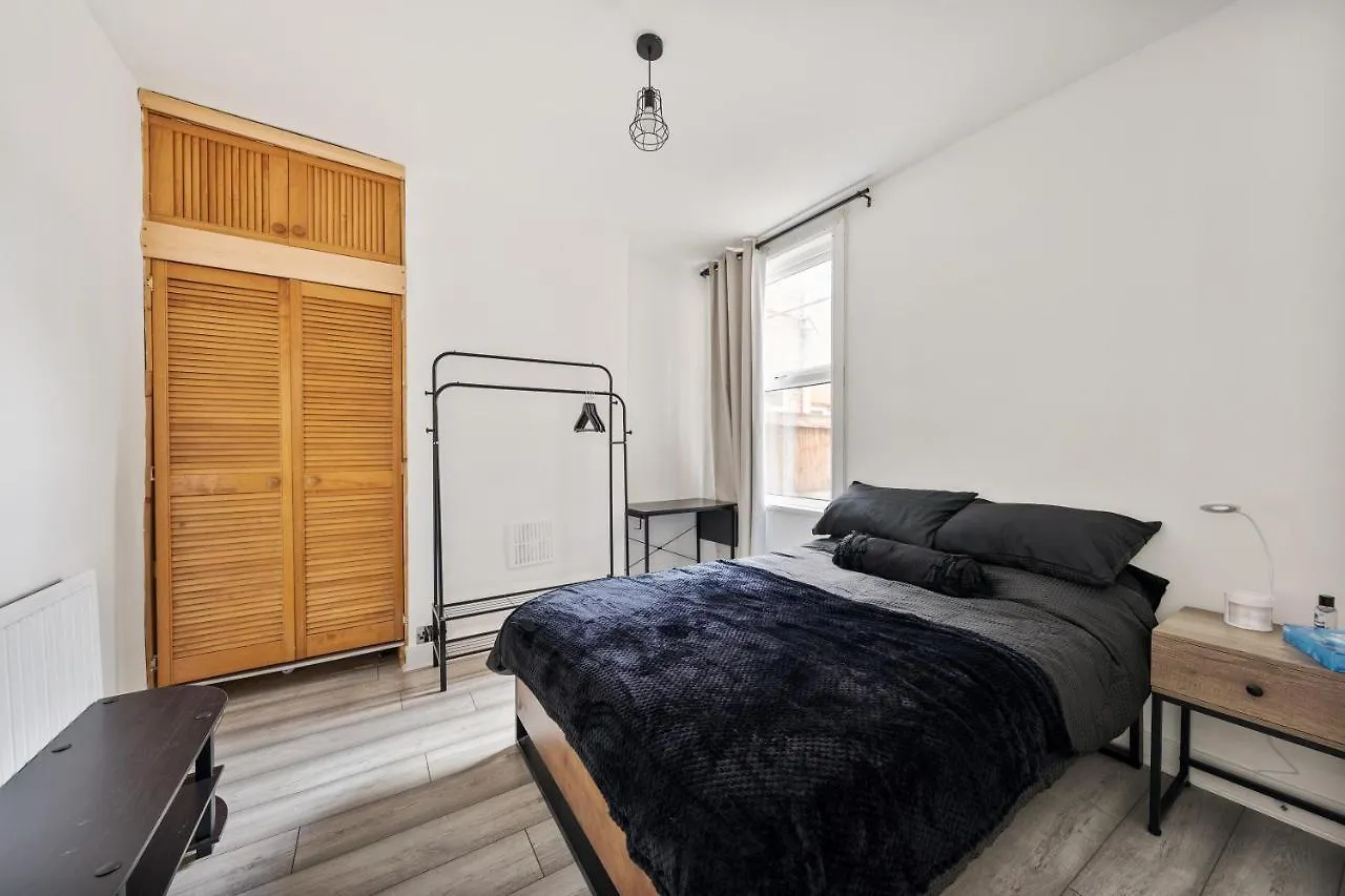 Beautifully Modern 2-Bed Apartment W/Garden London