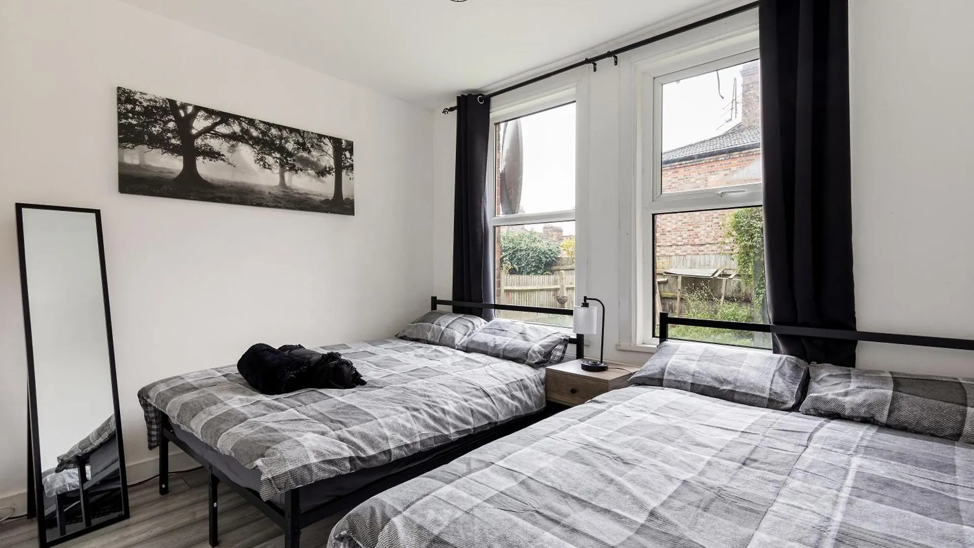 Beautifully Modern 2-Bed Apartment W/Garden London